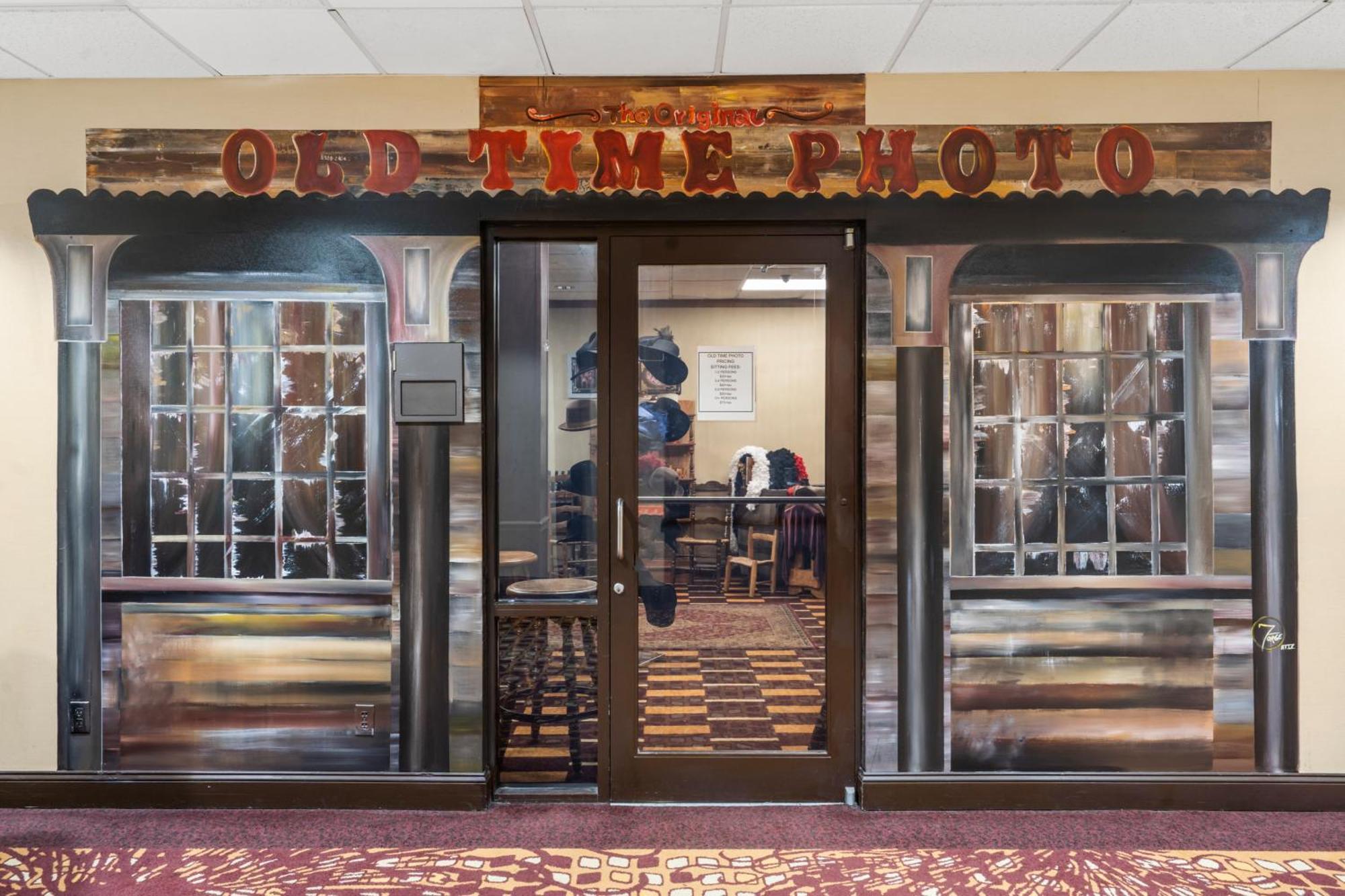 Thousand Hills Hotel 4*