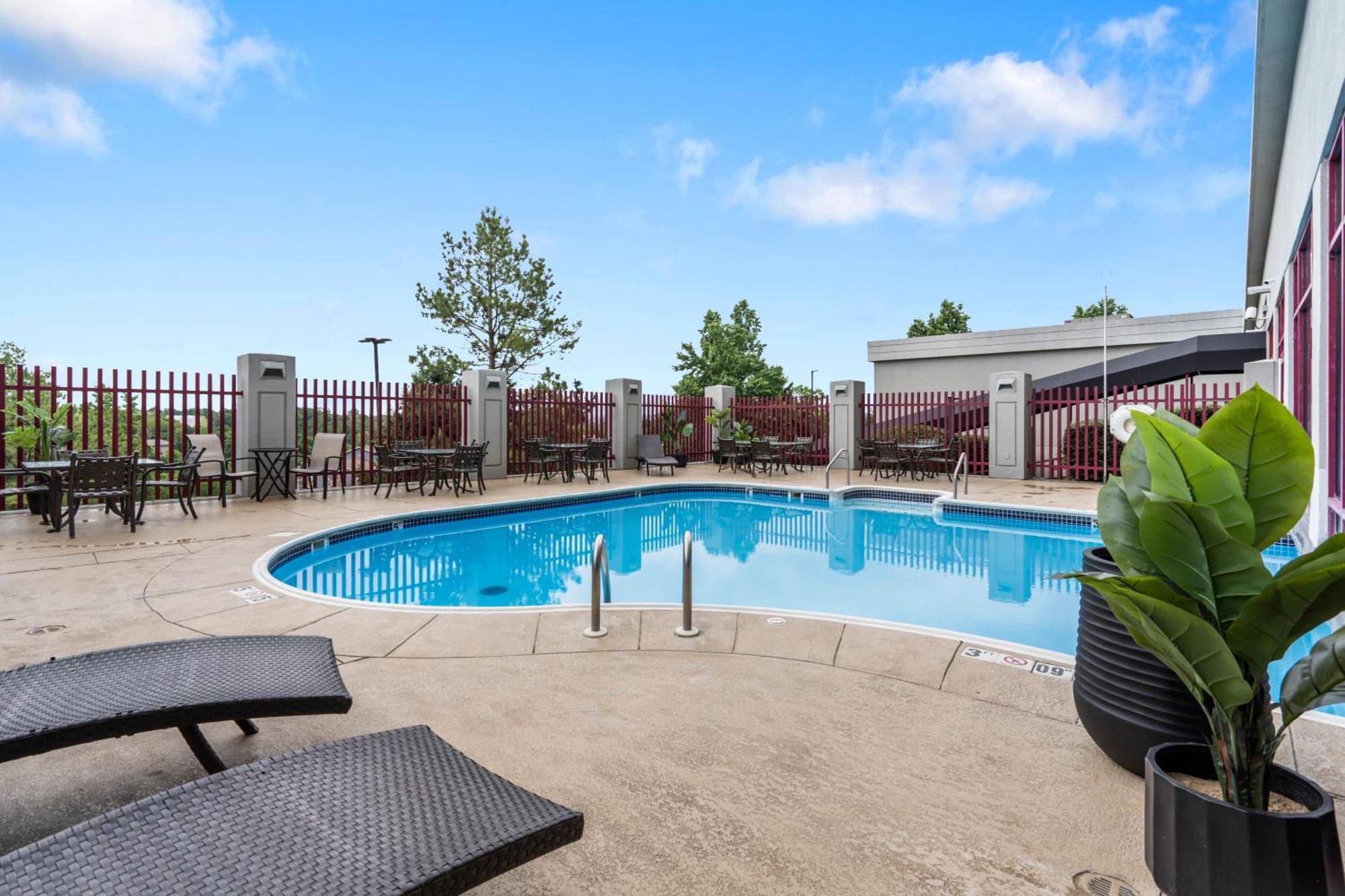 Thousand Hills Hotel 4*